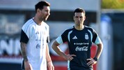 Teamchef Scaloni (re.) kann auf Superstar Messi zählen.