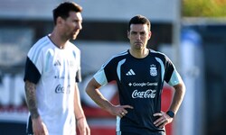 Teamchef Scaloni (re.) kann auf Superstar Messi zählen.