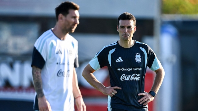 Teamchef Scaloni (re.) kann auf Superstar Messi zählen.