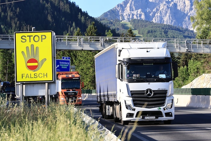 Der Brenner ist die meistbefahrene Transitroute der Alpen. Hier fahren mehr Lkw als über alle ...