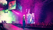 Emily Armstrong in Top-Form. Hier schreitet die Linkin-Park-Sängerin gerade im Konfettiregen den ...
