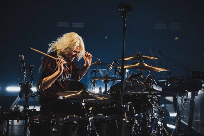 Bei einem Medley während des Sets platziert sich Armstrong auf den Drumschemmel und beweist ihre ...