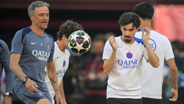 Luis Enrique (l.) hat mit seinen Spielern eine interessante Taktik einstudiert.