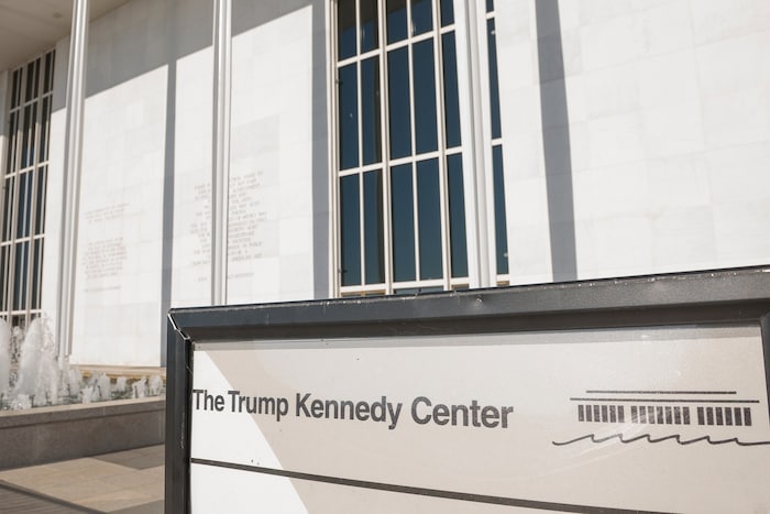 Nachdem ein Richter entschieden hatte, dass Trumps Name wieder von der Fassade des Kennedy ...