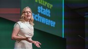 Klubobfrau Leonore Gewessler auf der Bühne in Graz