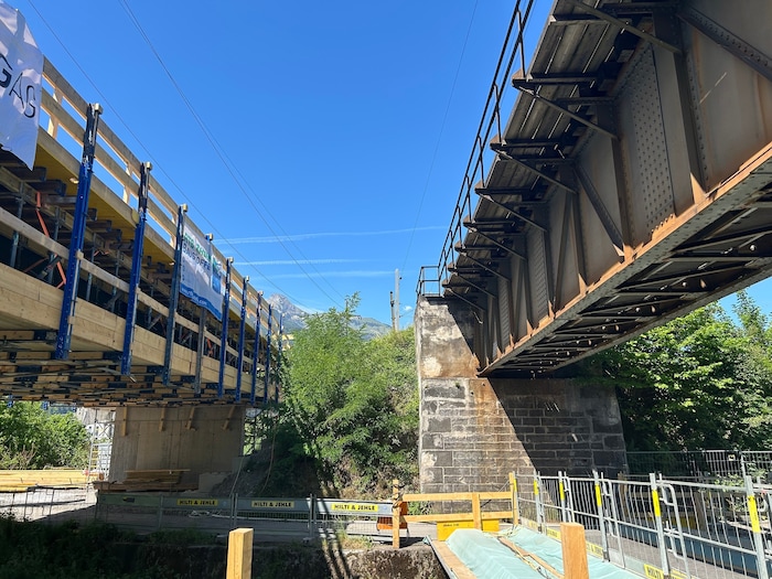 Neues (links) und altes Tragwerk der Brücke über den Werdenberger Binnenkanal (Liechtenstein).
