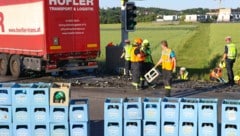 Kisten stapelten sich am Fahrbahnrand – viele Bierflaschen waren aber zerbrochen