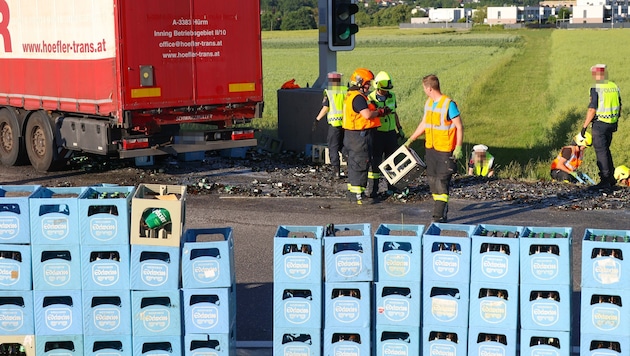 Kisten stapelten sich am Fahrbahnrand – viele Bierflaschen waren aber zerbrochen