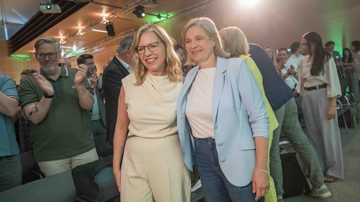 Leonore Gewessler und Judith Schwentner (rechts) wurden mit tosendem Applaus begrüßt.