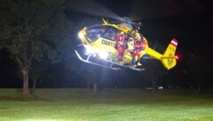 Nach der Rettung des Wanderers holte der ÖAMTC-Helikopter auch fünf Bergretter aus dem steilen ...