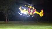 Nach der Rettung des Wanderers holte der ÖAMTC-Helikopter auch fünf Bergretter aus dem steilen ...