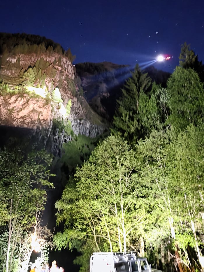 In dieser steilen Felswand, ausgeleuchtet durch den Rettungsheli, geriet der Wanderer in Not.