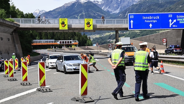 Samstag, 11 Uhr: Die Brennerautobahn wird gesperrt, erste Urlauber müssen umdrehen.
