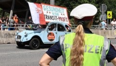 Rollender Protest: Mit dieser Aktion wollen die Demonstranten den Transitverkehr ausbremsen.
