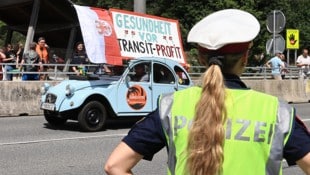 Rollender Protest: Mit dieser Aktion wollen die Demonstranten den Transitverkehr ausbremsen.