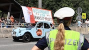 Rollender Protest: Mit dieser Aktion wollen die Demonstranten den Transitverkehr ausbremsen.