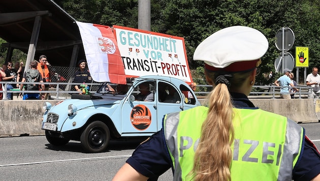 Rollender Protest: Mit dieser Aktion wollen die Demonstranten den Transitverkehr ausbremsen.
