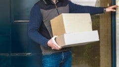 Zwei Pakete, macht vier Euro Abgabe. Viele Wiener empören sich über die neue Steuer der ...