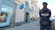 Ein falscher Polizist begleitete einen betagten Wiener zu Bank, um Geld abzuheben