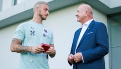 Bundeskanzler Christian Stocker im Gespräch mit dem ÖFB-Team-Rekordtorschützen Marko Arnautovic.