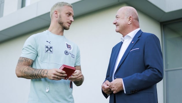 Bundeskanzler Christian Stocker im Gespräch mit dem ÖFB-Team-Rekordtorschützen Marko Arnautovic.