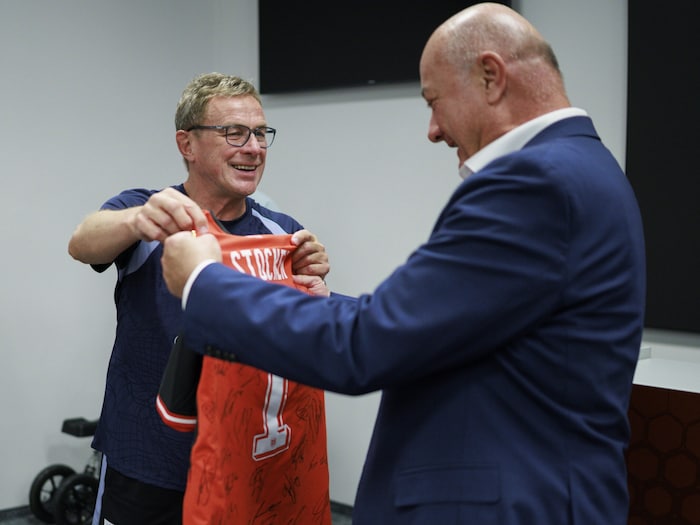 ÖFB-Teamchef Ralf Rangnick überreichte Bundeskanzler Christian Stocker ein persönliches ...