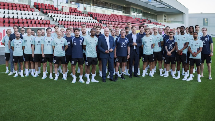 Gemeinsames Erinnerungsfoto am ÖFB-Campus in Wien-Aspern: Spieler und Betreuer des ÖFB mit ...