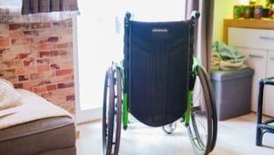 Marcels Rollstuhl in seinem Zimmer, in dem er in Anwesenheit von zwei Ärzten auch sterben wird.