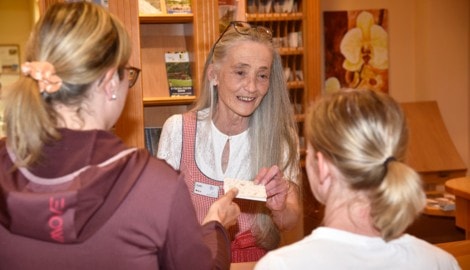 Gabi Andrä steht mit 65 Jahren immer noch an der Rezeption. An Ruhestand denkt sie nicht.