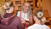 Gabi Andrä steht mit 65 Jahren immer noch an der Rezeption. An Ruhestand denkt sie nicht.