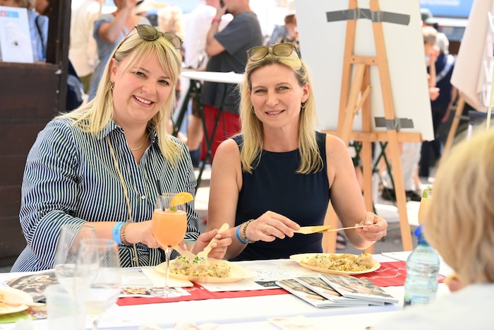 Mahlzeit! Katrin und Conny ließen sich am Heldenplatz herzhafte Knödel schmecken.
