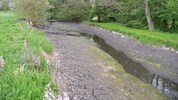Der Kühbach bei Mattighofen – wo normalerweise Wasser fließt, ist jetzt trockener Schlamm. Der ...