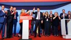 SPÖ-Landesparteivorsitzender Sven Hergovich (M.) mit Parteivorstand und Ehrengästen