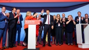 SPÖ-Landesparteivorsitzender Sven Hergovich (M.) mit Parteivorstand und Ehrengästen