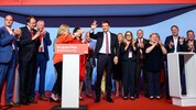SPÖ-Landesparteivorsitzender Sven Hergovich (M.) mit Parteivorstand und Ehrengästen