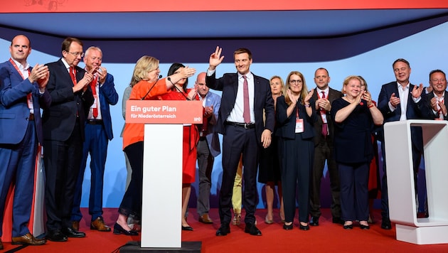 SPÖ-Landesparteivorsitzender Sven Hergovich (M.) mit Parteivorstand und Ehrengästen
