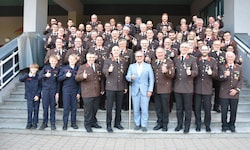 Daumen hoch nach der gemeinsamen Vollversammlung 