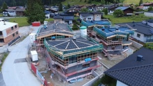 Die Gebäude werden in der Siedlung errichtet, noch dazu auf Baulandsicherungsgrund.