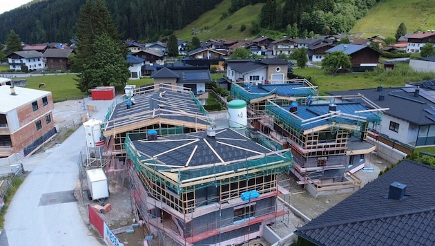 Die Gebäude werden in der Siedlung errichtet, noch dazu auf Baulandsicherungsgrund.