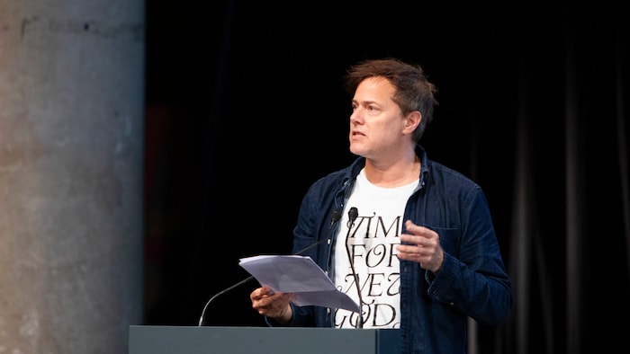Festwochen-Intendant Milo Rau hat entschieden, das Debattenformat mit Peter Thiel abzusagen.