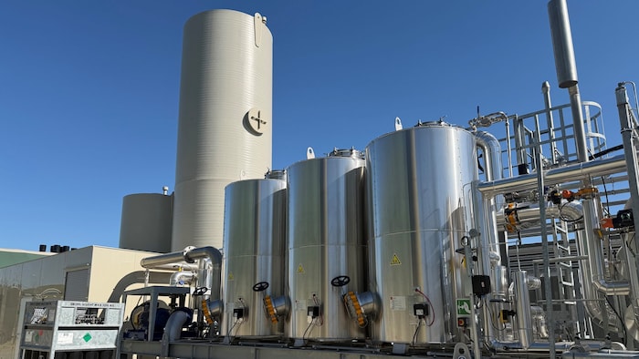 Eine top-moderne Membrantechnologie-Anlage bereitet Biogas zu hochwertigem Biomethan auf.