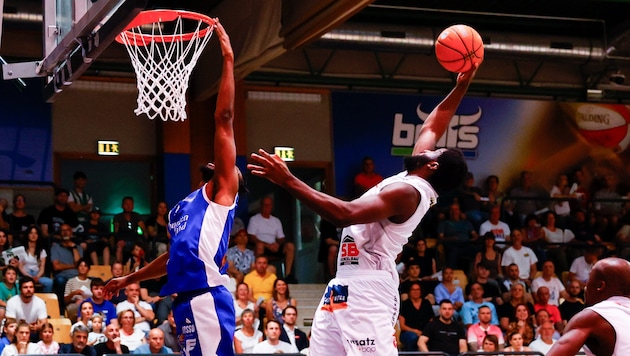 Oberwart um Johnson (li.) konnte die Bulls nicht stoppen.
