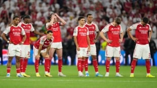 Hängende Köpfe bei den Arsenal-Spielern nach dem verlorenen Finale