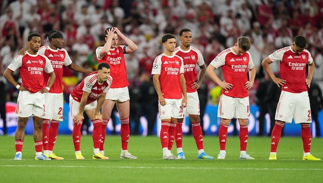 Hängende Köpfe bei den Arsenal-Spielern nach dem verlorenen Finale