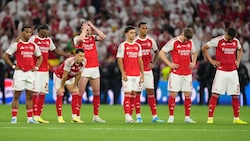 Hängende Köpfe bei den Arsenal-Spielern nach dem verlorenen Finale