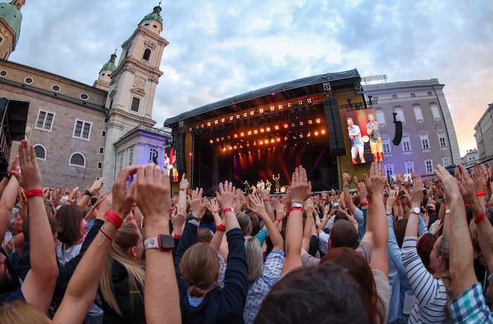 12.500 Fans verwandelten den Salzburger Residenzplatz trotz Regenpause in ein Tollhaus.