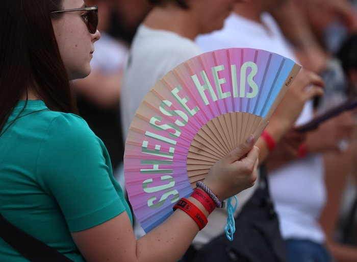 Das Wetter spielte verrückt: Zu Beginn des Konzerts war es tatsächlich noch sehr heiß.
