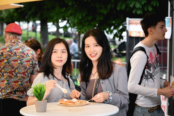 Fei und Daphne stammen aus Hongkong und waren auf Urlaub in Wien. Dank der Sommerfrische kenne ...