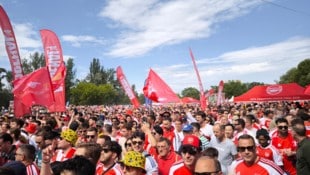Arsenals Fans legten einen imposanten Marsch zur Arena hin.