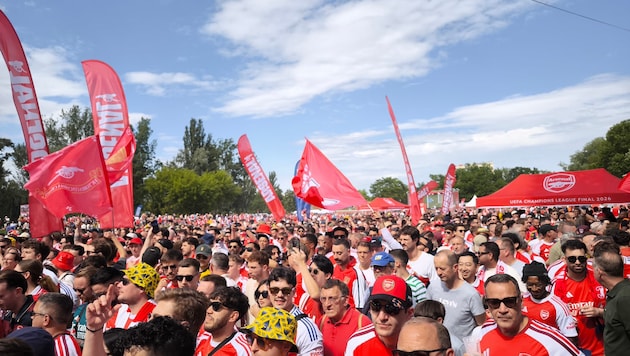 Arsenals Fans legten einen imposanten Marsch zur Arena hin.